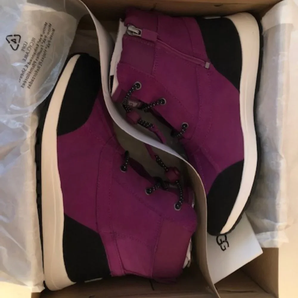 Ugg Turlock Waterproof Leather Snow Boot. Size: 6